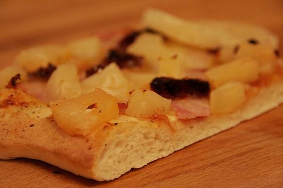 Pizza z ananasem i suszonymi pomidorami