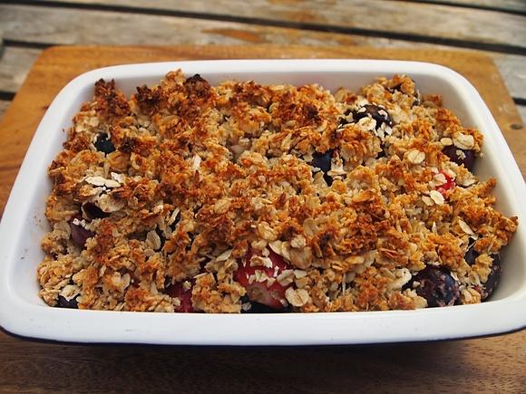 Owsiane crumble z latem: borówki, wiśnie i truskawki