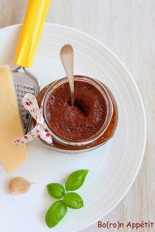 Pesto z suszonych pomidorów - prosty przepis na sos do makaronu i chleba