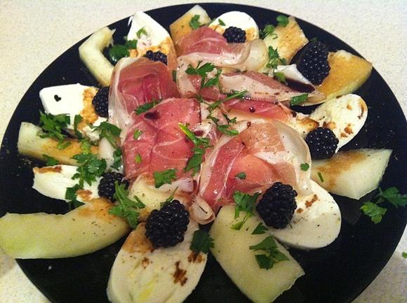 Mozzarella z melonem i jeżynami