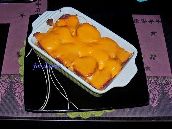 Zapiekanka z makaronu, chorizo i cheddara