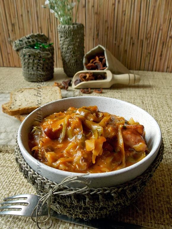 Bigos z młodej kapusty i suszonych jabłek