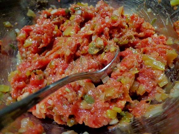 Tatar wołowy z anchovy i kaparami