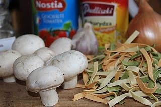 Kolorowy makaron z pieczarkami, pomidorami i kukurydzą