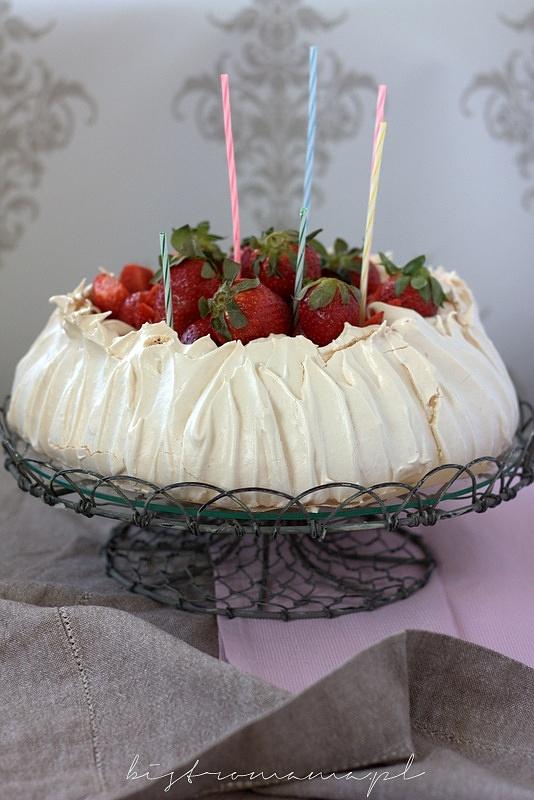 Pavlova z kremem truskawkowym