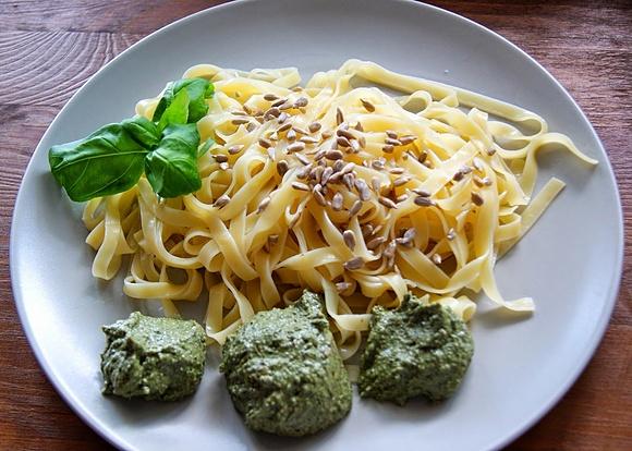 Pesto serowe z roszponką i bazylią