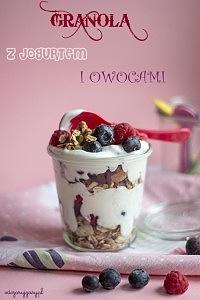 Granola z jogurtem i owocami – zdrowe i szybkie śniadanie