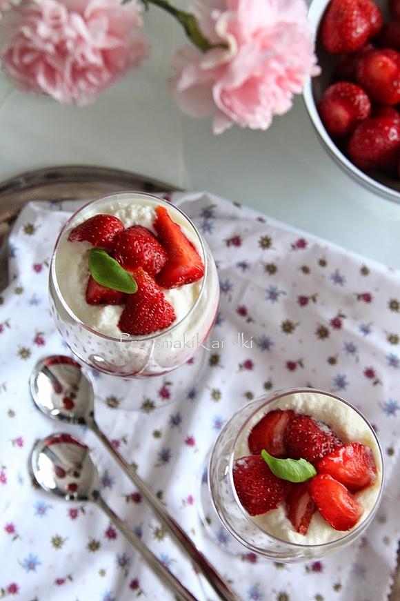 Truskawkowa fantazja - deser z truskawkami i mascarpone