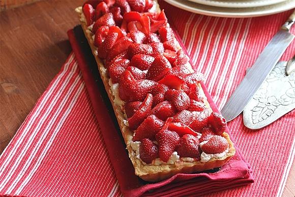 Tarta z truskawkami i czarnym bzem