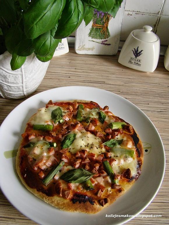 Pizza ze szparagami i mozzarellą