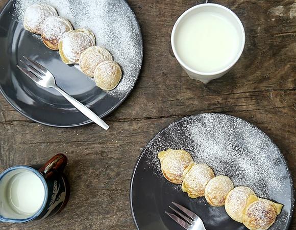 Poffertjes - małe naleśniki z specjalnej patelni lub maszynki