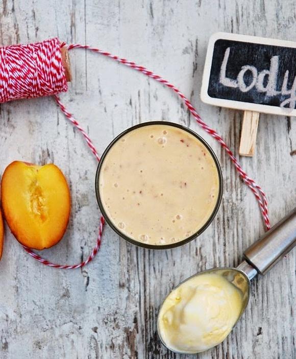 Koktajl brzoskwiniowo-bananowy z lodami śmietankowymi