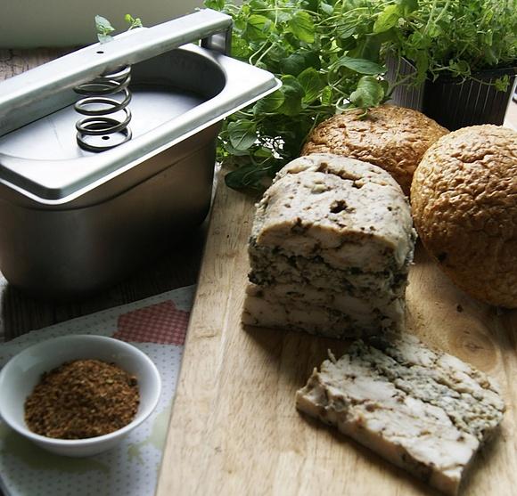 Domowa wędlina z kurczaka i pieczarkami