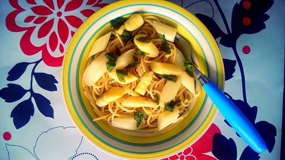 Spaghetti z białymi szparagami, cytryną, masłem i lubczykiem