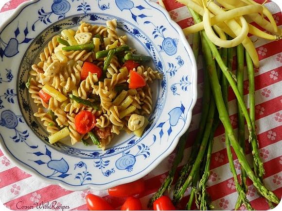 Sałatka makaronowa ze szparagami, mozzarellą i pesto