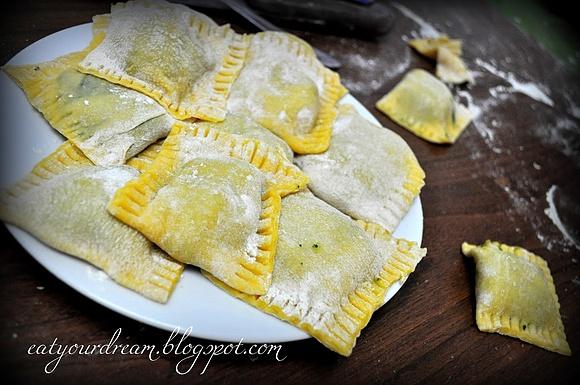Jajeczne ravioli ze szpinakiem i ricottą