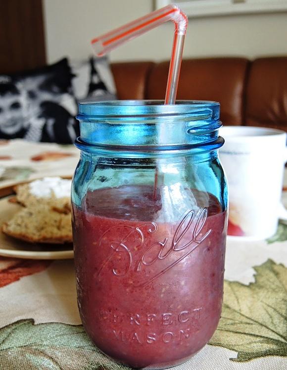 Smoothie z mango, brzoskwiniami i malinami