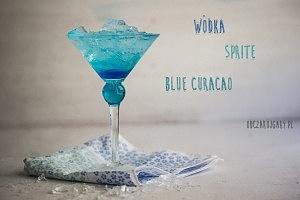 Piątkowy drink z blue curacao, spritem i cytryną