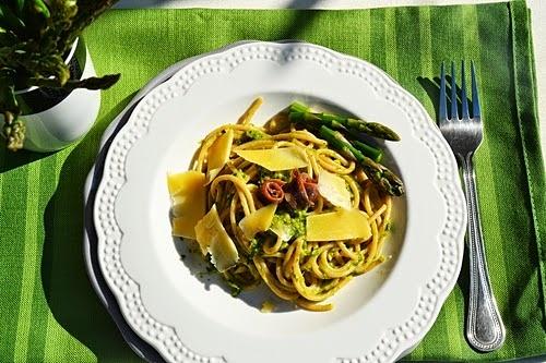 Spaghetti z grillowanymi szparagami i olejem rzepakowym