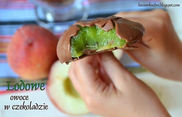 Lodowe owoce w czekoladzie na patyku
