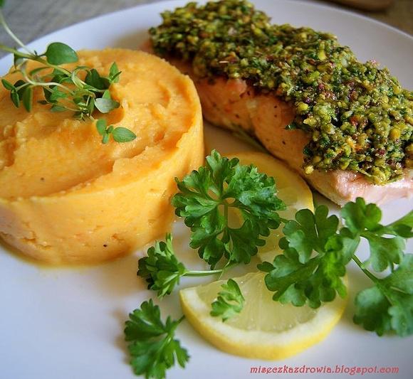 Grillowany łosoś z pesto pistacjowo-ziołowe na puree z kalafiora i marchewki