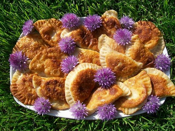 Pierogi z serem i kwiatami szczypiorku odsmażane na oleju rzepakowym