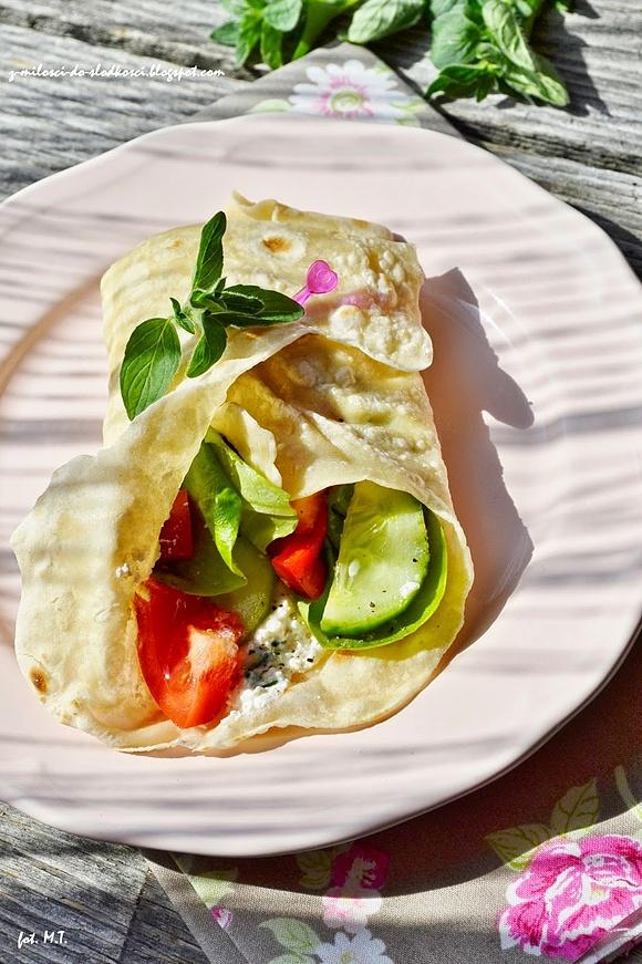 Wiosenna tortilla z białym serem i warzywami