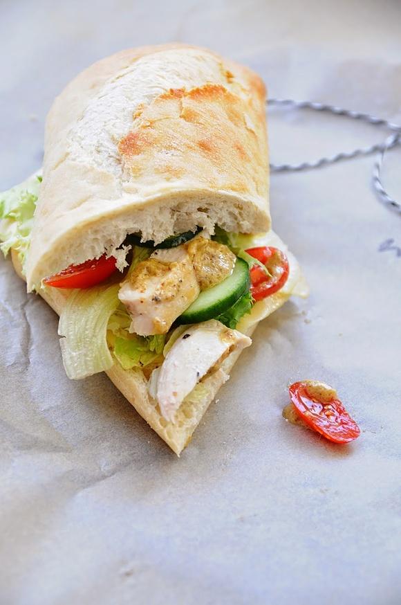 Ciabatta z grillowanym kurczakiem i warzywami na piknik