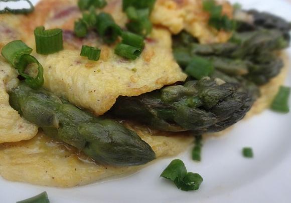 Omlet ze szparagami i orzechami pecan