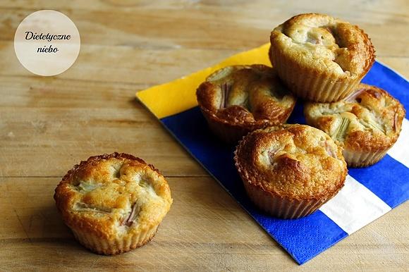 Dietetyczne muffinki z rabarbarem