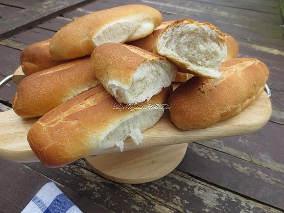 Podłużne bułki pszenne
