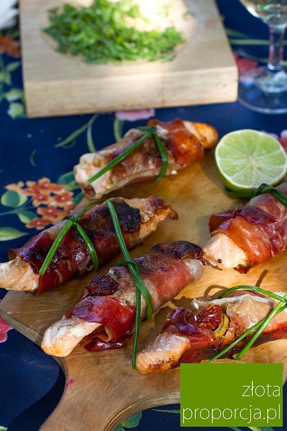 Łosoś grillowany w szynce parmeńskiej z suszonymi pomidorami i oliwkami