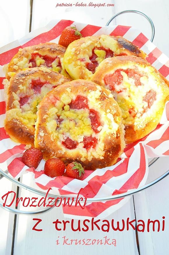Drożdżówki z truskawkami i kruszonką