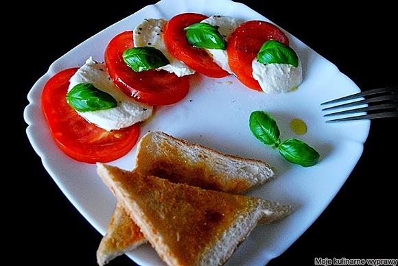 Caprese sałatka z pomidorów i mozzarelli