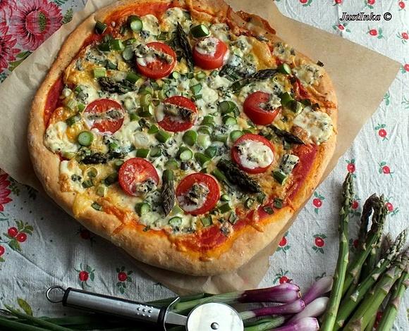 Pizza z zielonymi szparagami i serem Blue