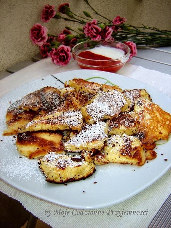 Omlet cesarski z truskawkami i jogurtem naturalnym