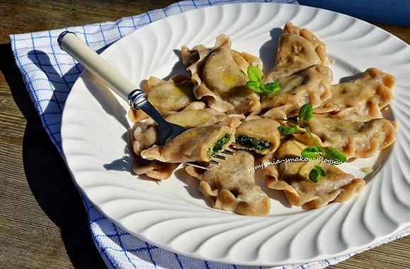 Pierogi żytnie z farszem na bazie pokrzywy - wegetariańskie danie na wiosnę