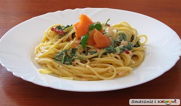 Spaghetti ze szpinakiem i łososiem w kremowym sosie z mascarpone
