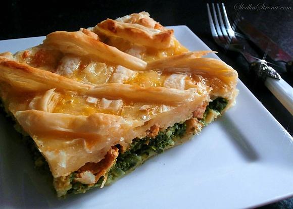 Tarta z kurczakiem, szpinakiem i trzema serami w cieście francuskim