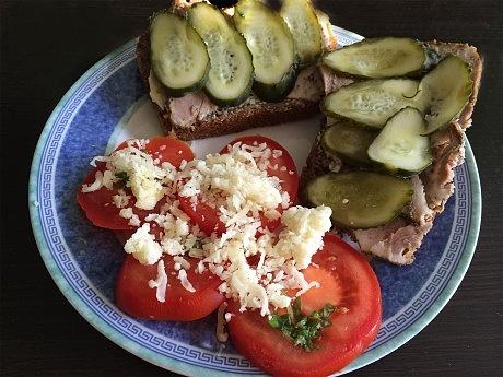Poniedziałkowe śniadanie z pieczoną karkówką i ogórkami małosolnymi