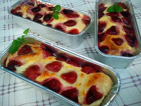 Drożdżowe z budyniem i truskawkami