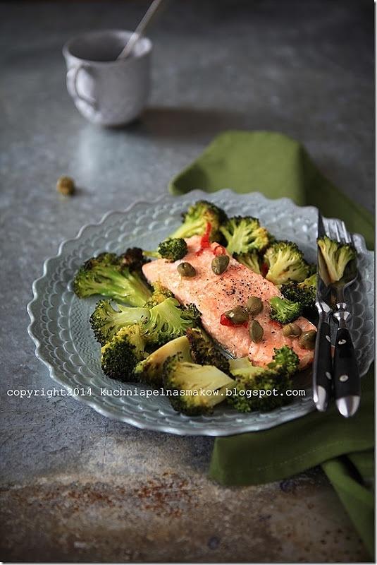 Pieczony łosoś z brokułami i vinaigrette kaparowo-papryczkowym