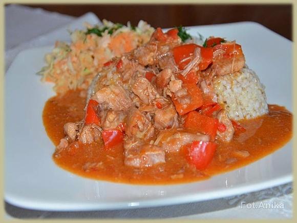 Gulasz wieprzowy z papryką i chili