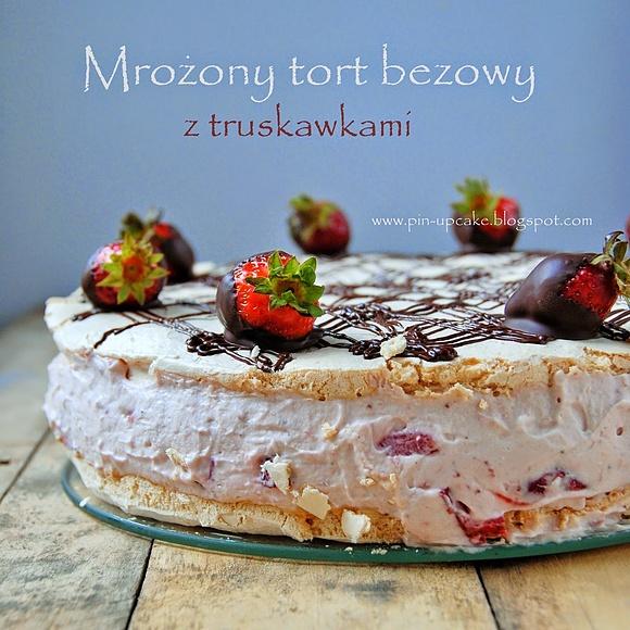 Mrożony tort bezowy z truskawkami