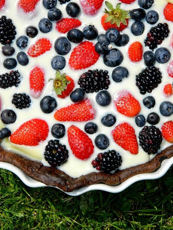 Tarta z białą czekoladą i owocami sezonowymi