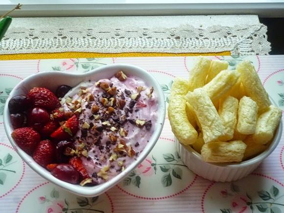 Jogurt sojowy z owocami i orzechami