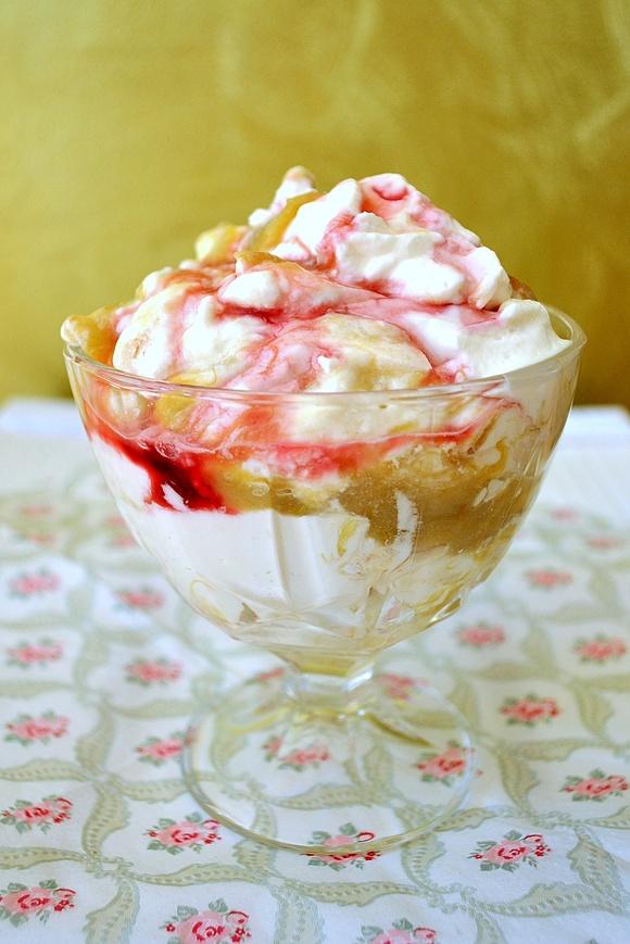 Rabarbarowe eton mess – deser z bitą śmietaną i kruchą bezą