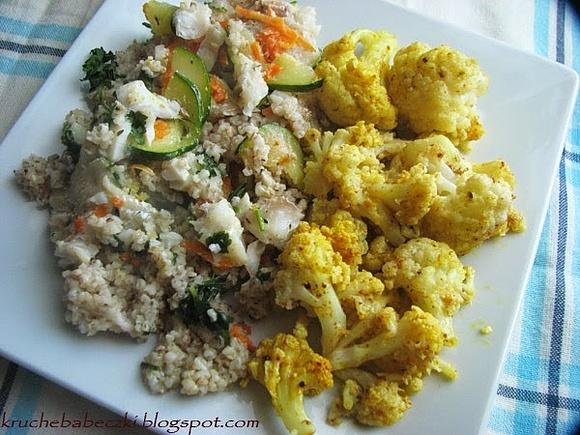 Dorsz zapiekany z kaszą jęczmienną i kalafiorem curry