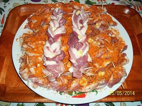 Warkoczyki z boczku zapiekane w cebuli