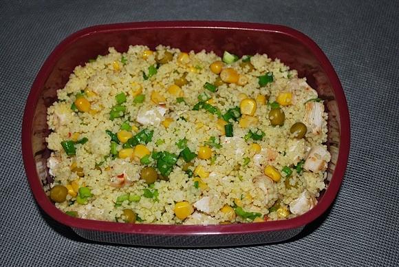 Lunch box z kuskusem, kurczakiem, kukurydzą i groszkiem